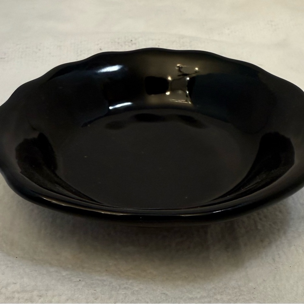 Elegant Arcoroc Coquille black glass shell bowl